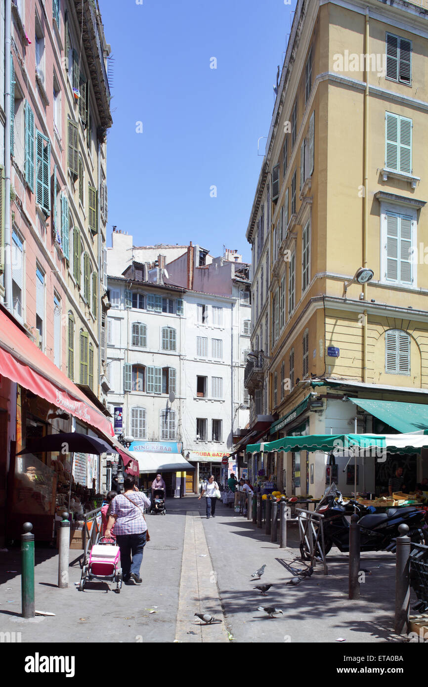 Marseille, France, les piétons et boutiques dans le quartier de Noailles Banque D'Images