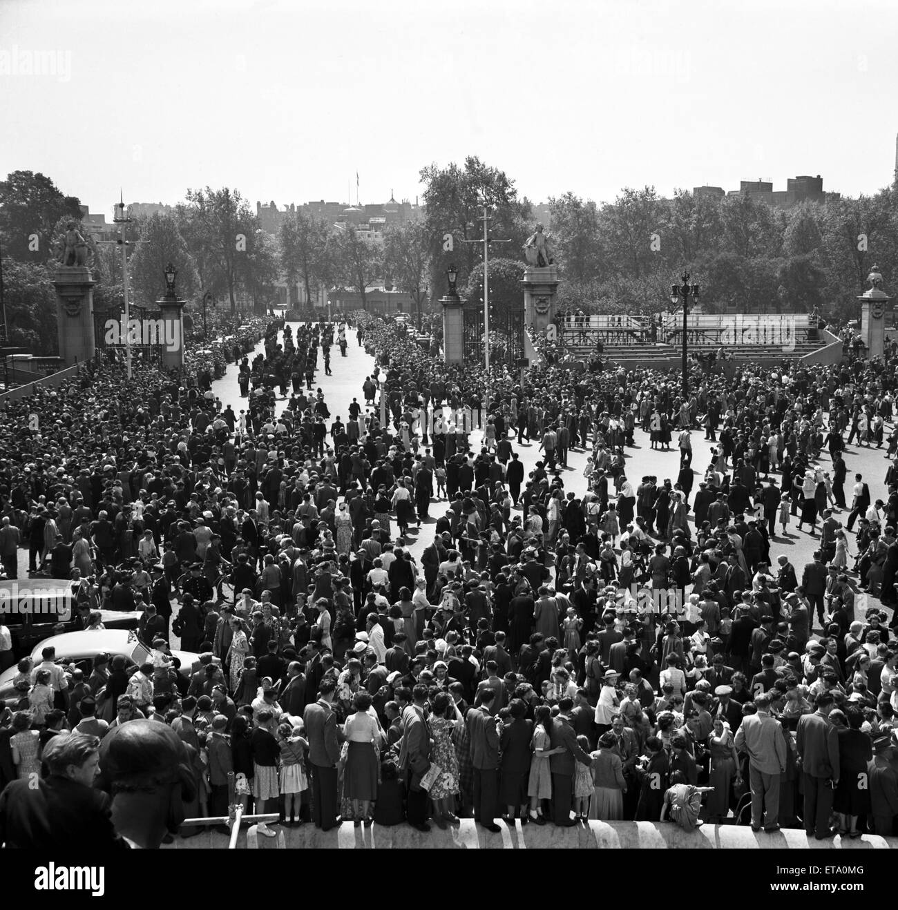 Huit jours avant le jour du couronnement, sur le Lundi de Pentecôte jour férié. La modification de la garde à Buckingham Palace, Londres. 25 mai 1953. Banque D'Images