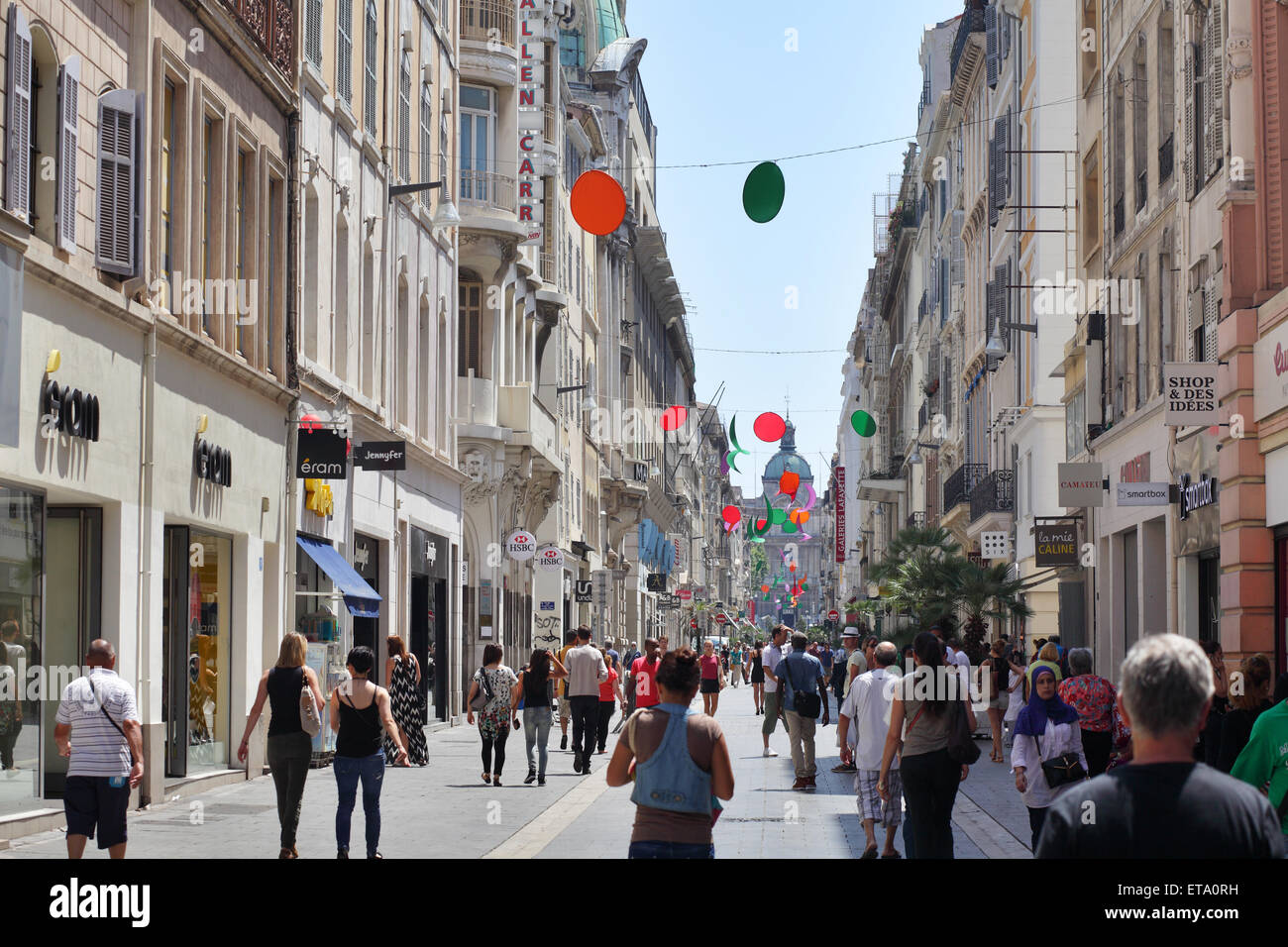 marseille-france-des-pi-tons-et-des-commerces-dans-une-rue