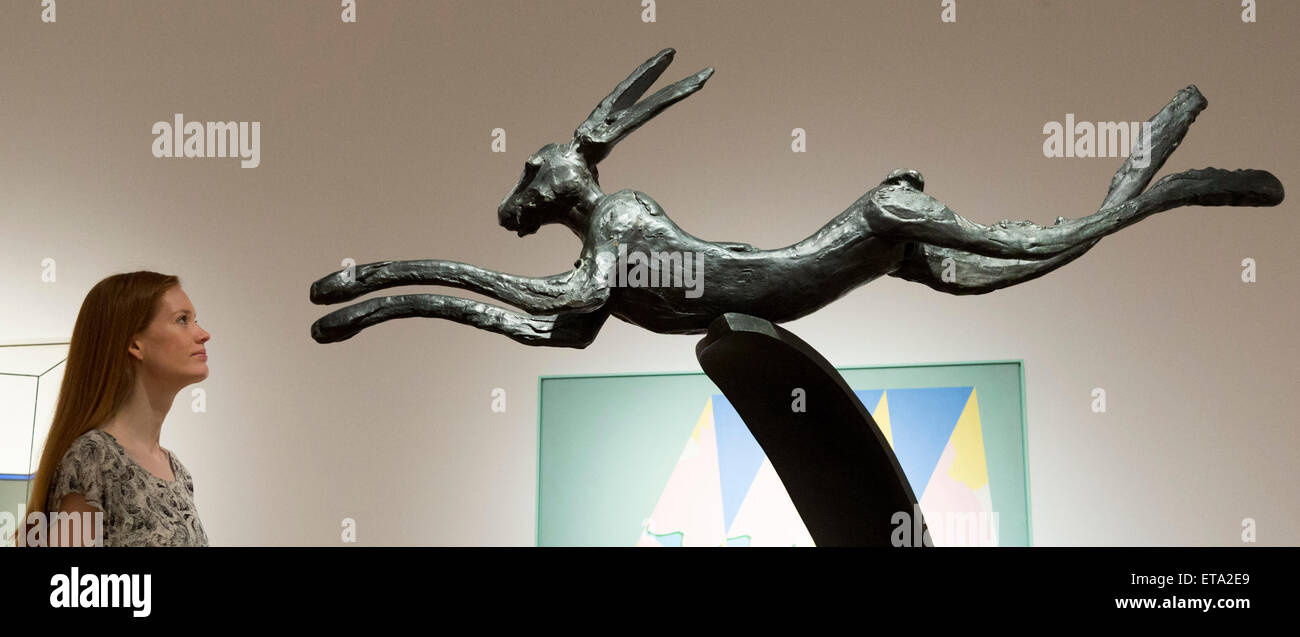 Un employé de Christie's regarde la sculpture 'Leaping Hare sur Curly Bell' par Barry Flanagan. Aperçu des points saillants de la Christie's Modern British and Irish Art Evening Sale le 25 juin 2015 à Londres. Banque D'Images