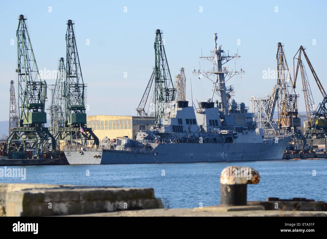 L'USS Donald Cook brick palas le port de la mer Noire de Varna, au nord-est de la capitale bulgare Sofia, le Jeudi, Janvier 08, 2015. Selon l'exposé, la présence de navires dans la mer Noire est compatible avec le droit international et est à l'appui de l'opération Atlantic résoudre, démontrant l'engagement de l'Amérique à la paix et la sécurité en Europe. C'est la deuxième fois cette année le navire entre dans la mer Noire et son mouvement est directement liée à la rôle présumé dans le cadre de la crise ukrainienne. Photo par : Impact Presse Groupe comprend : Bulgarie USS Donald Cook Où : Varna, Bulgarie Banque D'Images