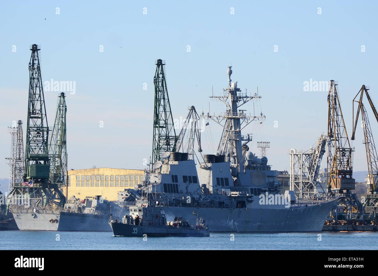 L'USS Donald Cook brick palas le port de la mer Noire de Varna, au nord-est de la capitale bulgare Sofia, le Jeudi, Janvier 08, 2015. Selon l'exposé, la présence de navires dans la mer Noire est compatible avec le droit international et est à l'appui de l'opération Atlantic résoudre, démontrant l'engagement de l'Amérique à la paix et la sécurité en Europe. C'est la deuxième fois cette année le navire entre dans la mer Noire et son mouvement est directement liée à la rôle présumé dans le cadre de la crise ukrainienne. Photo par : Impact Presse Groupe comprend : Bulgarie USS Donald Cook Où : Varna, Bulgarie Banque D'Images