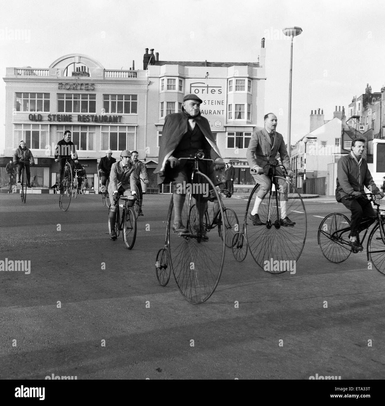 Londres à Brighton en vélo, les cyclistes arrivent à Brighton, East Sussex. 9 Février 1969 Banque D'Images