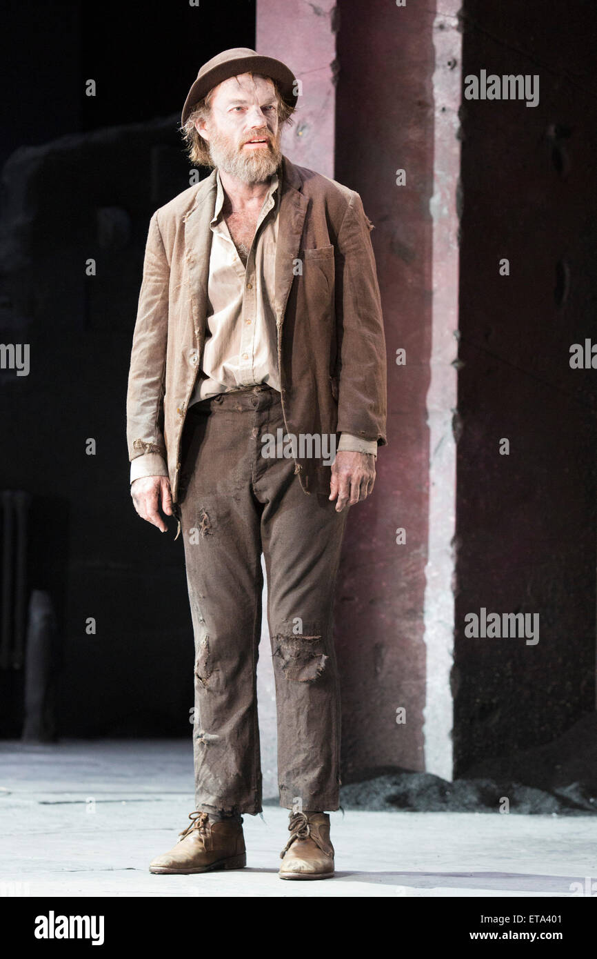 Sur la photo : Hugo Weaving que Vladimir. Acteurs Richard Roxburgh et Hugo Weaving star in Samuel Beckett "En attendant Godot" au Barbican Theatre. Une partie de la saison, ce Beckett International Sydney Theatre Company play est réalisé par Andrew Upton. Avec Luke Mullins comme Luke, Philip Quast comme Pozzo, Richard Roxburgh comme Estragon et Hugo Weaving que Vladimir. Les représentations du 4 au 13 juin 2015 au Barbican Theatre. Banque D'Images