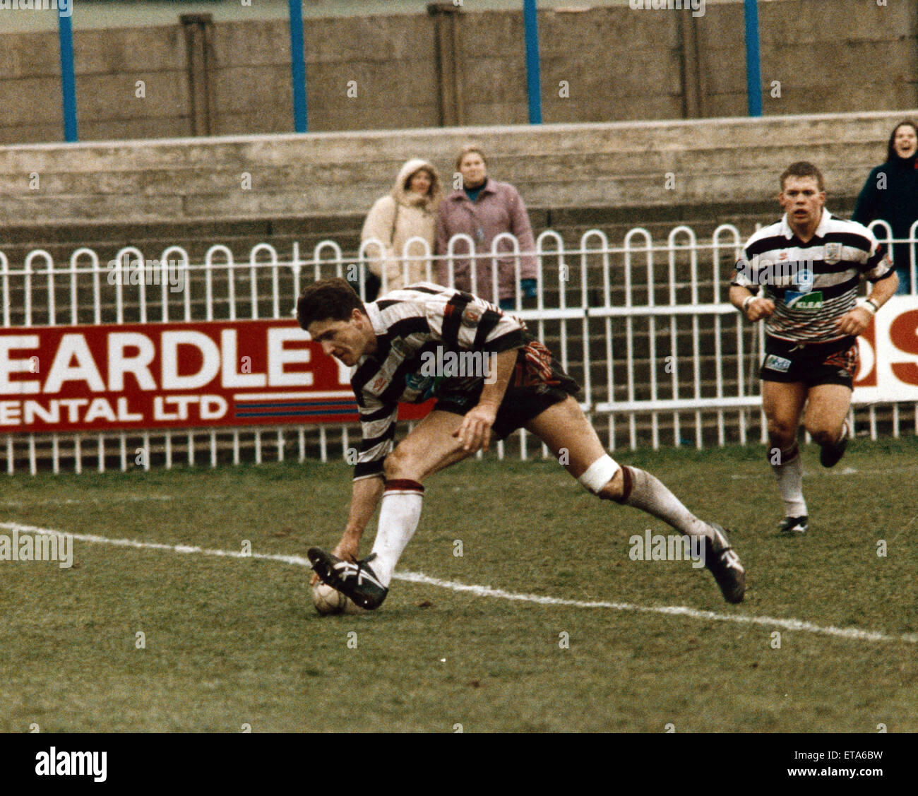 Featherstone v Widnes Rugby League. David Ruane va au-dessus de sa première tentative. Le 20 mars 1994. Banque D'Images