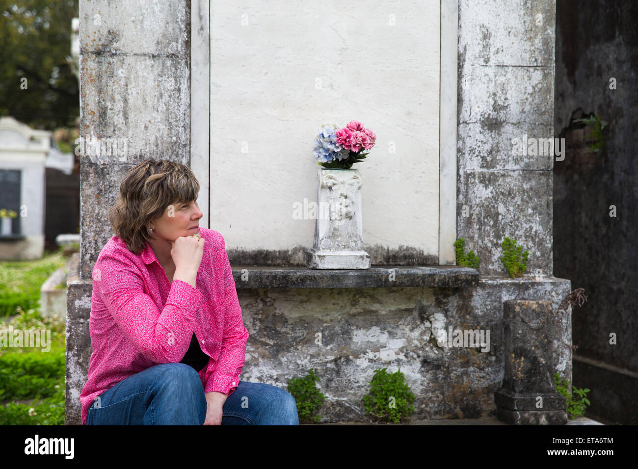 Woman in Historic New Orleans cemetery. L'espace de copie sur crypt si nécessaire. Deuil et se souvenir. Banque D'Images