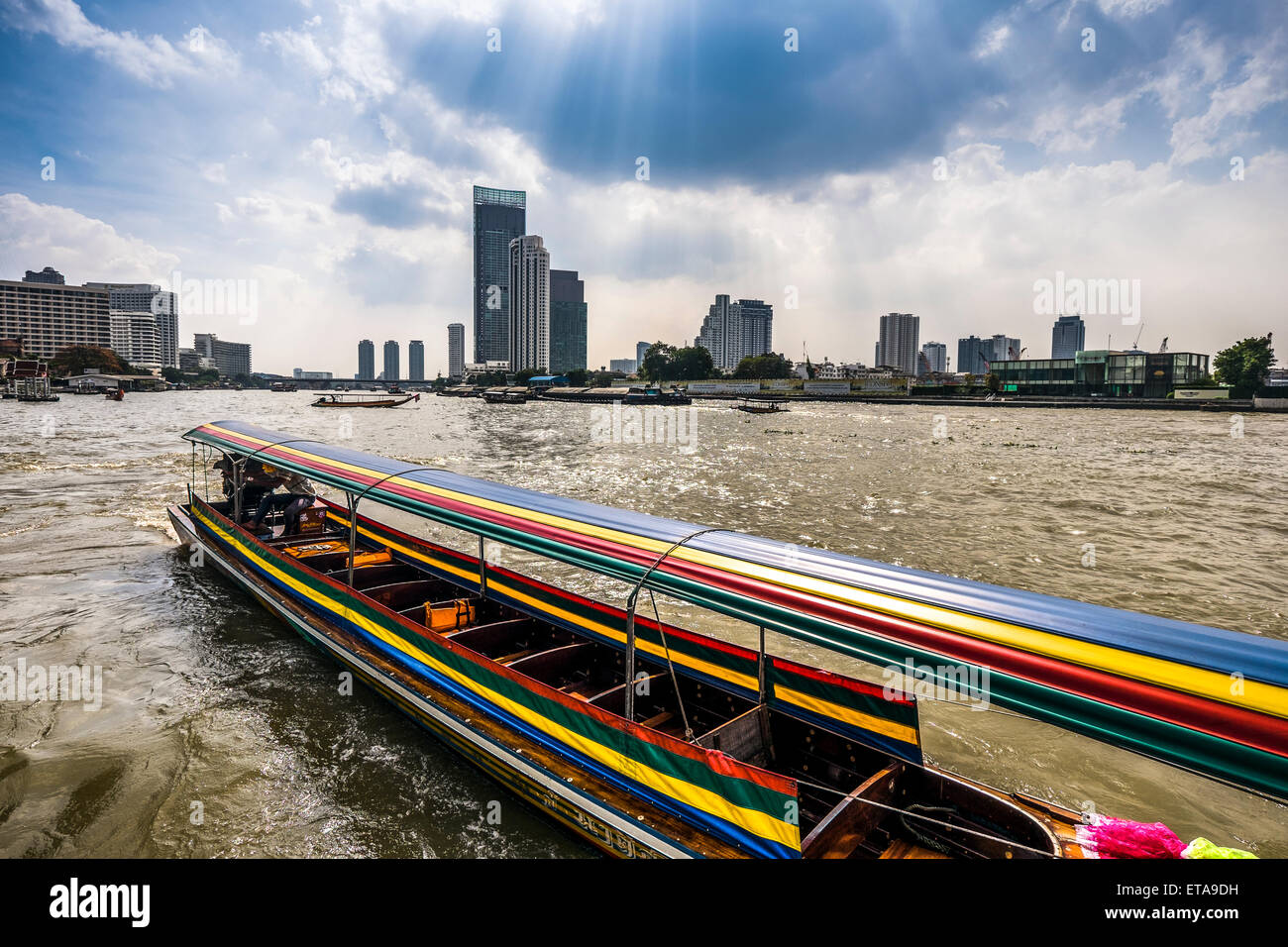 L'Asie. Thaïlande, Bangkok. Bateau "long tail" dans la rivière Chao Phraya. Banque D'Images