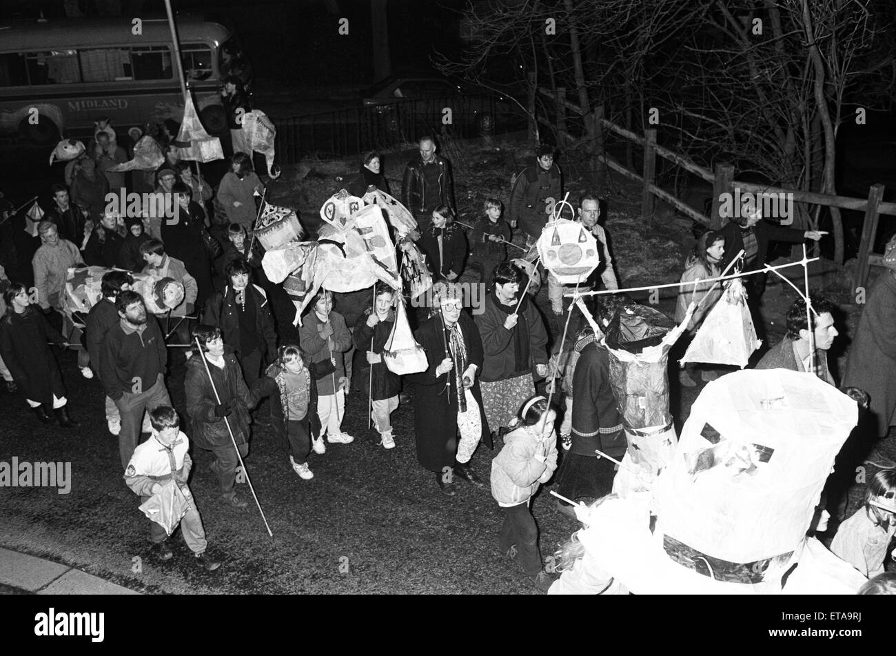 Que la lumière soit... les sensations et les déversements du cirque est venu à Slaithwaite Dans Moonraking pour le neuvième festival. La journée supplémentaire de 1992 a été choisi pour commémorer la légende locale qui dit que les villageois ont essayé de ratisser le reflet de la lune à partir de la surface du canal. Ce géant de lune a été tirée le long de la procession. Des lanternes éclairait le chemin. 29 février 1992. Banque D'Images