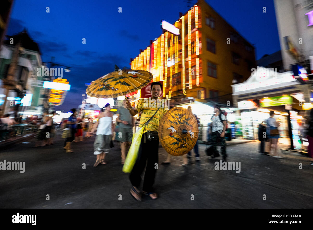 L'Asie. Thaïlande, Bangkok. Khao San Road. vendeur parasol. Banque D'Images