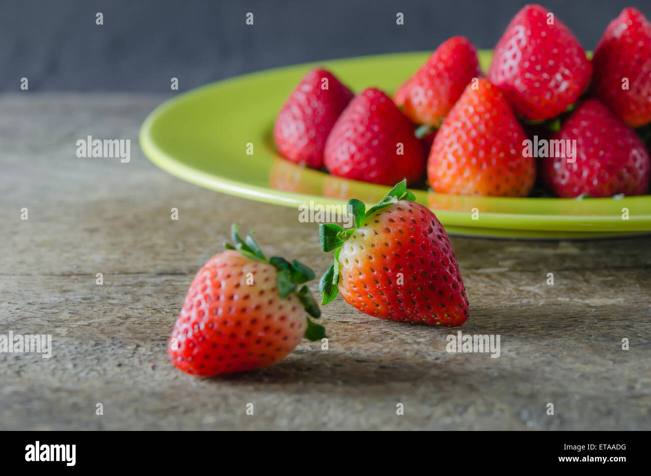 La vie encore de fraises rouges frais sur lave sur fond de bois Banque D'Images