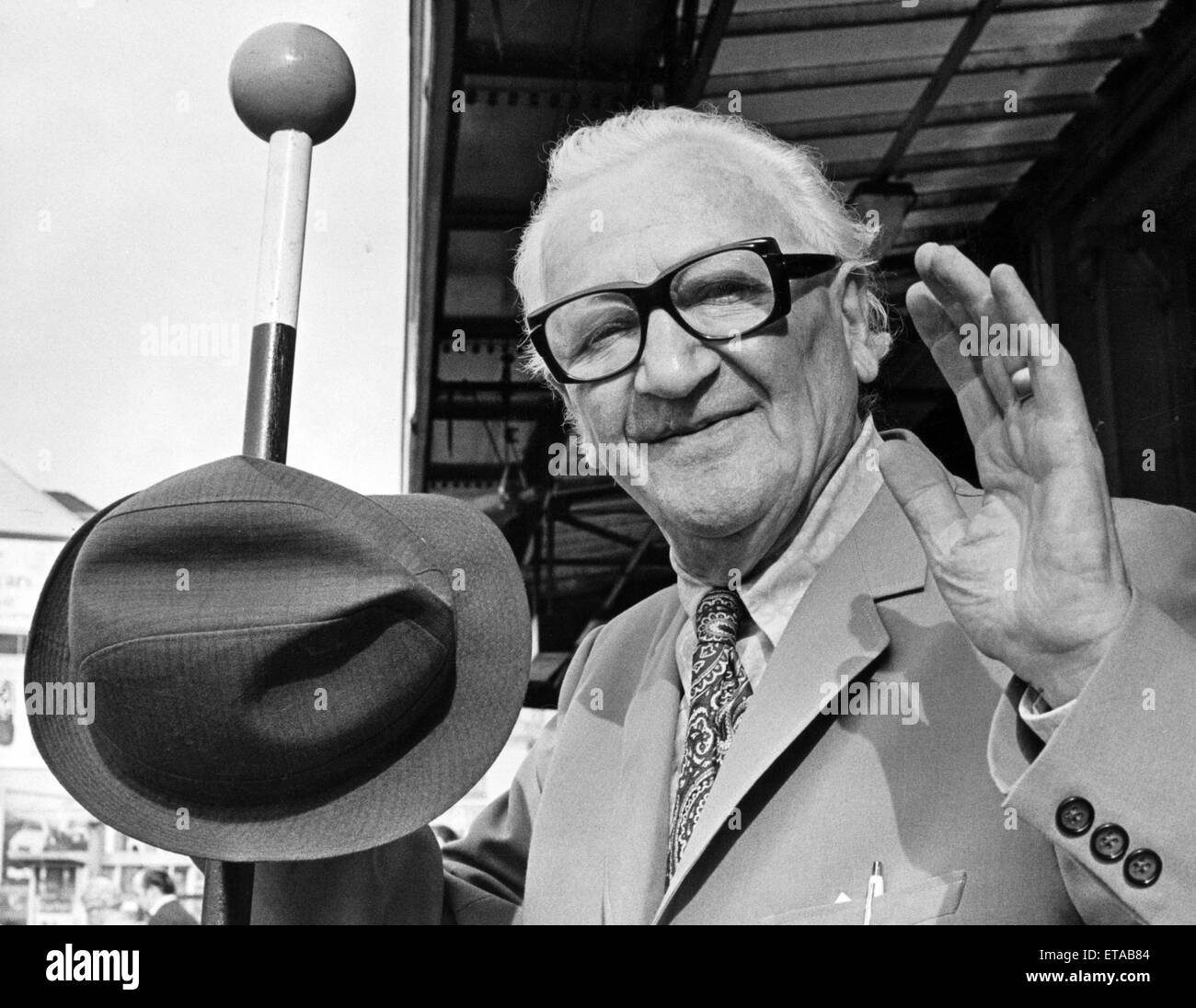 M. Nicolai Poliakoff OBE arrivant à Cardiff pour 15 jours de travail. Il est le créateur de Coco le Clown, et est à Cardiff à l'enseigner aux enfants le Code de la route. 19 juin 1973. Banque D'Images