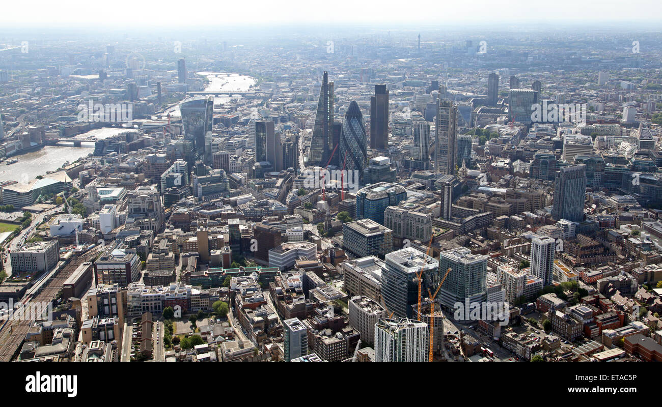 Vue panoramique vue aérienne de Londres y compris la ville, cornichon, talkie walkie building & Cheesegrater, et la Thames, Royaume-Uni Banque D'Images