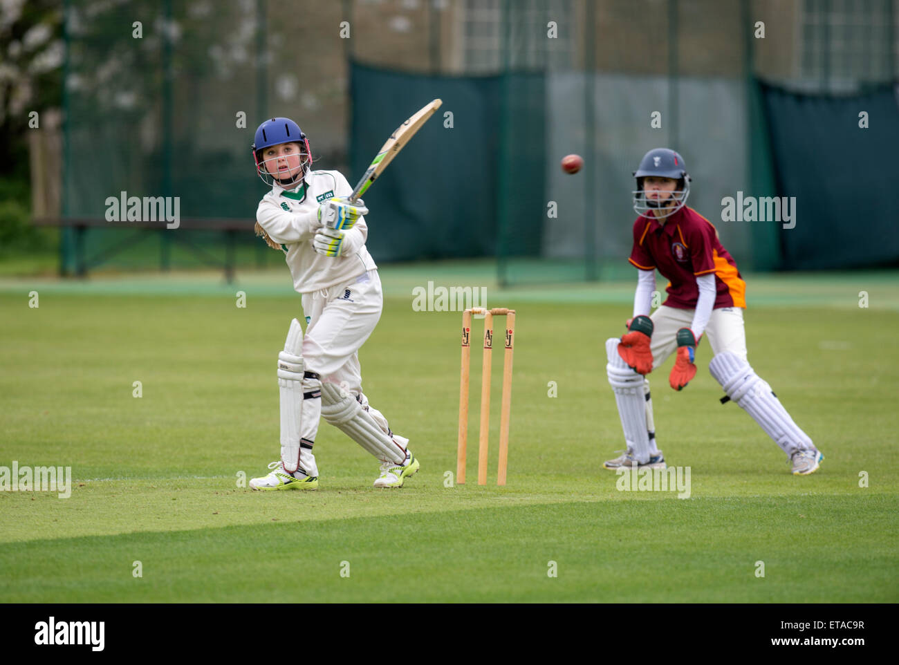 Un match de cricket junior filles dans le Wiltshire UK Banque D'Images