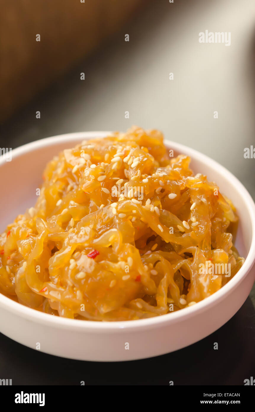 Salade de méduses jeté gastronomique dans la cuisine chinoise , bol blanc Banque D'Images