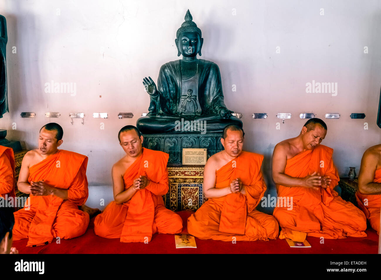 L'Asie. Thaïlande, Bangkok. Wat Benchamabophit, Temple de marbre, les moines de payer. Banque D'Images