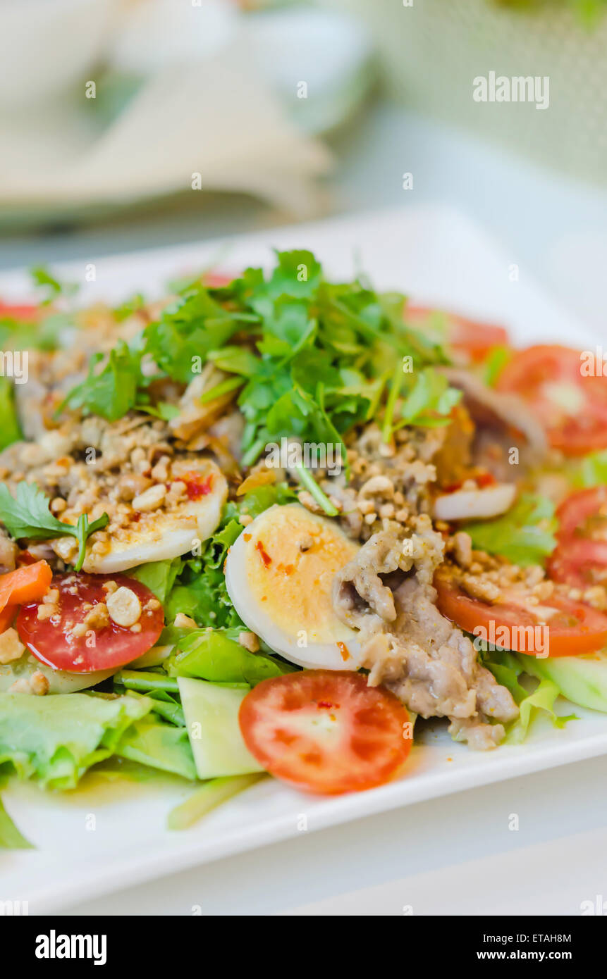 Salade épicée avec œuf , le porc et légumes frais Banque D'Images