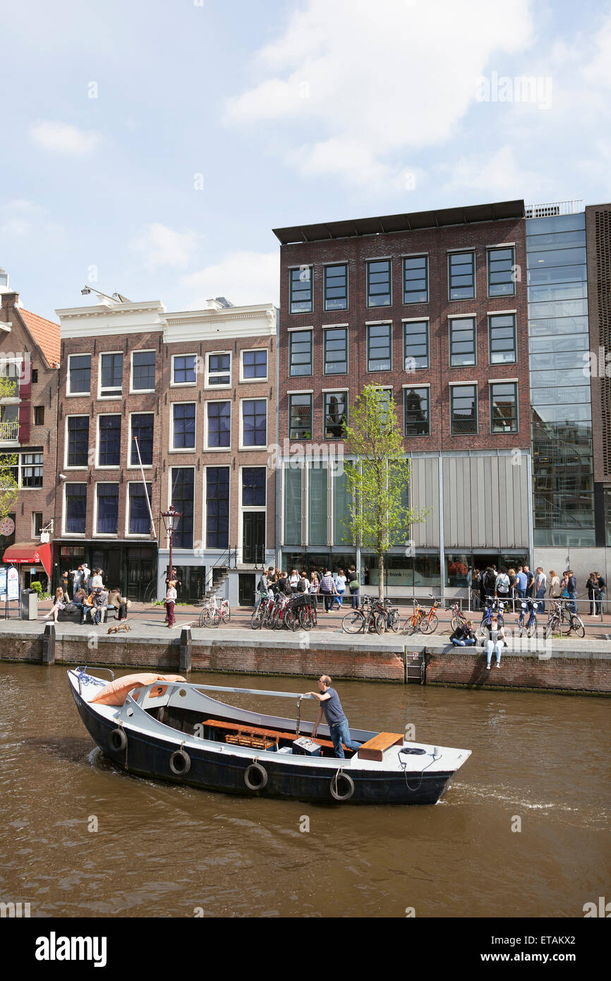 En bateau canal près de la maison d'Anne Frank à Amsterdam le jour de printemps ensoleillé Banque D'Images