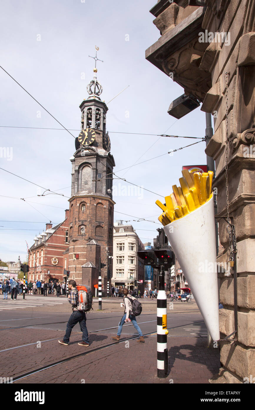 Frites et la tour de la capitale néerlandaise à Amsterdam Banque D'Images