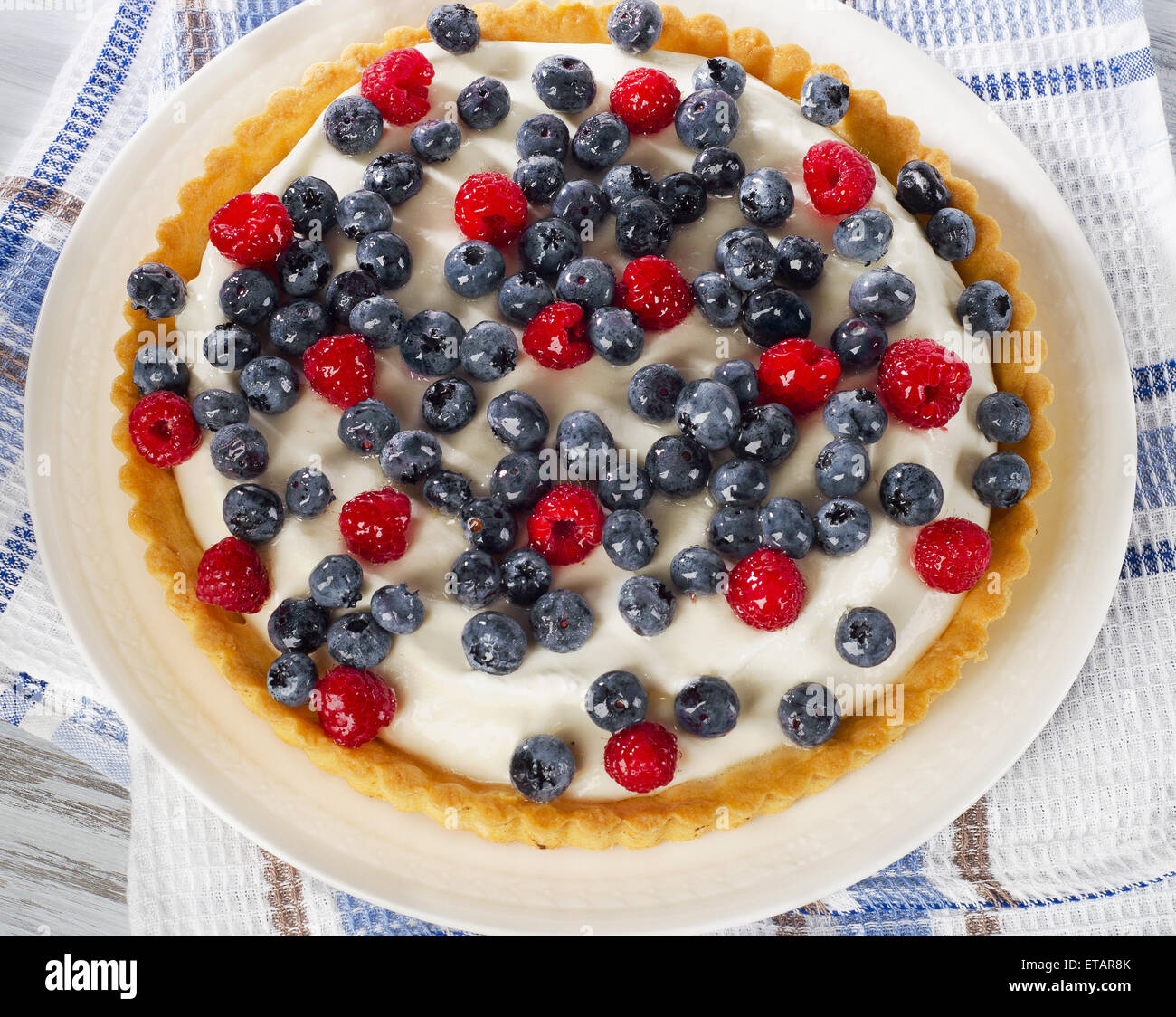 Gâteau sucré avec du fromage à la crème et petits fruits. Vue d'en haut Banque D'Images