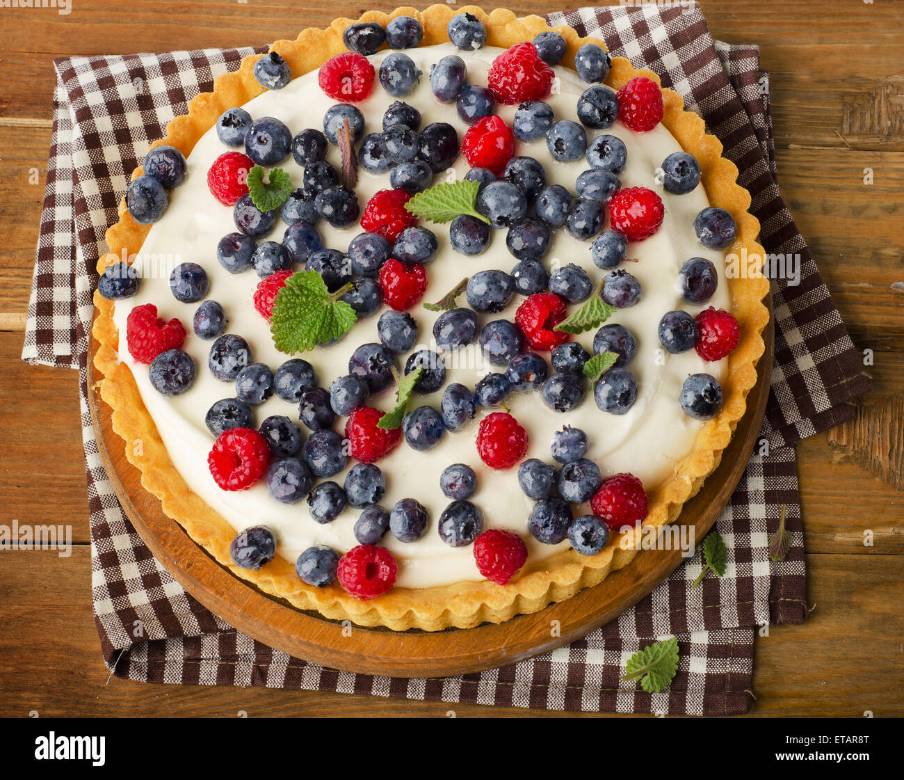 Gâteau avec les framboises et les bleuets. Vue d'en haut Banque D'Images