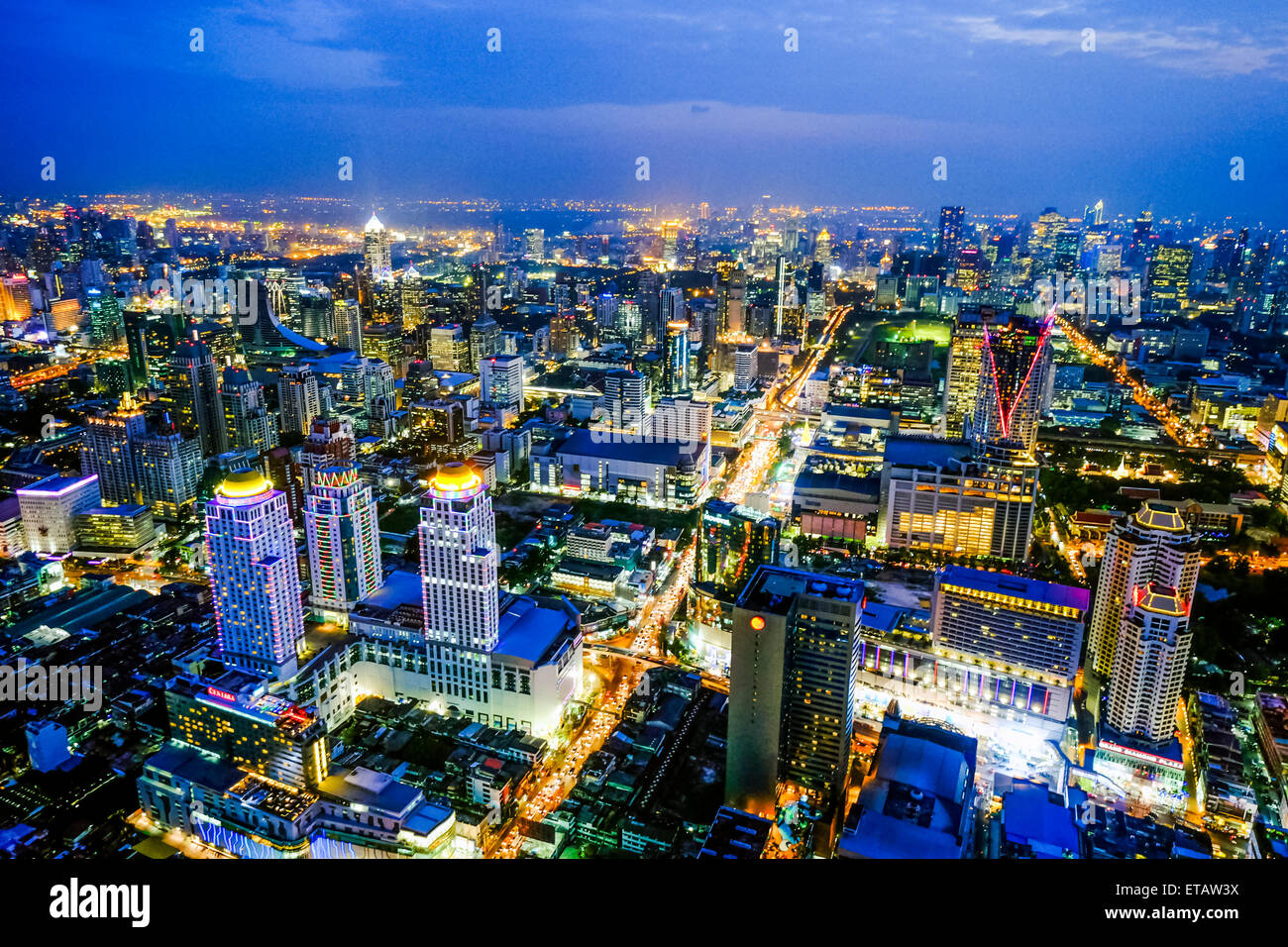 L'Asie. Thaïlande, Bangkok. Vue aérienne de la ville de nuit. Banque D'Images