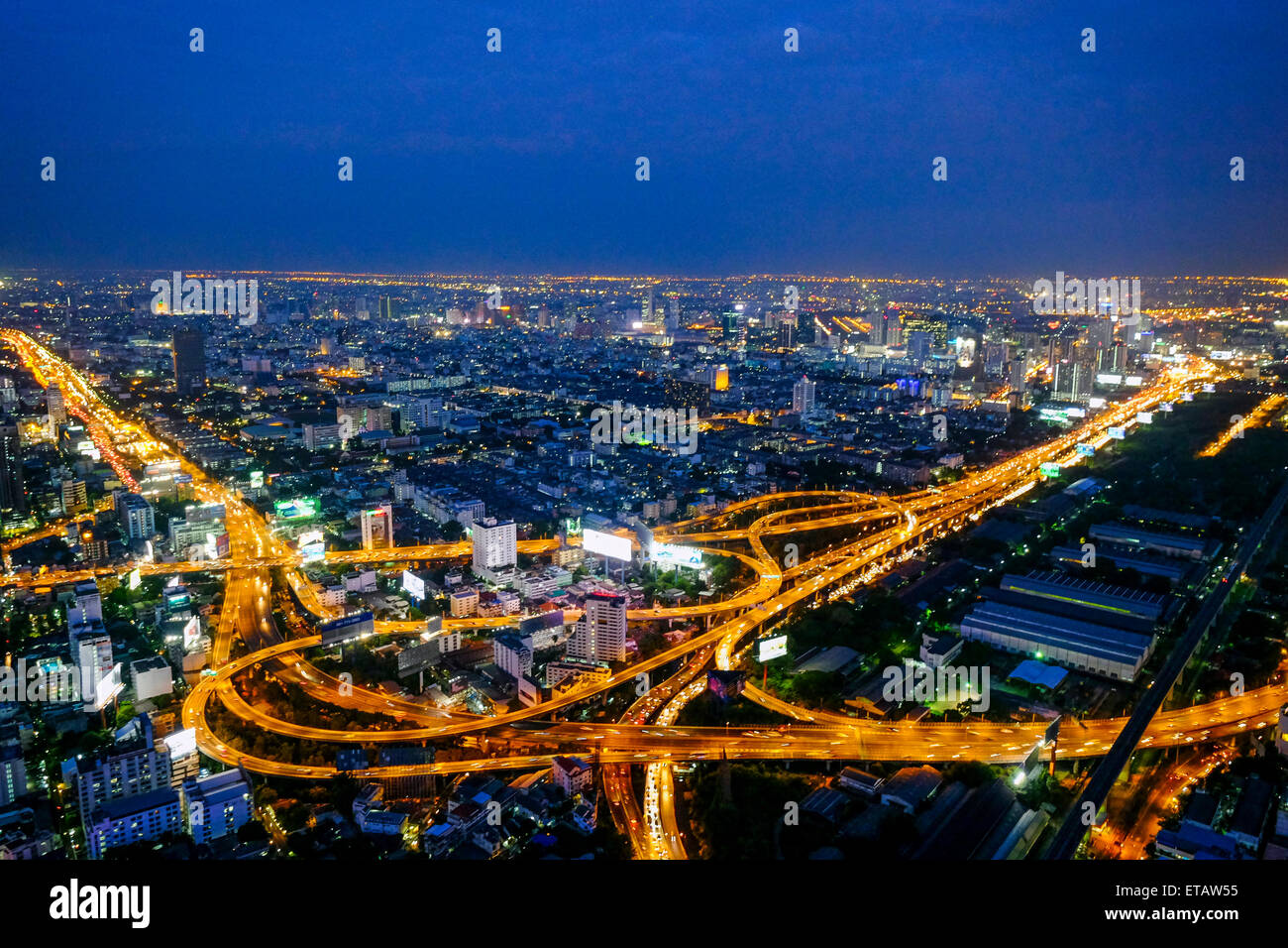 L'Asie. Thaïlande, Bangkok. Vue aérienne de la ville de nuit. Banque D'Images