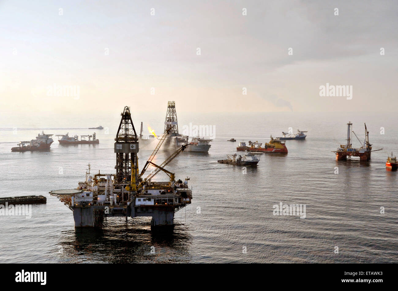 Le navire de forage Discoverer Enterprise continue en brûlant du gaz provenant du puits qui fuit autour de la le site de la catastrophe pétrolière de la plateforme Deepwater Horizon, le 14 juin 2010 dans le golfe du Mexique. Plus de 24 700 personnes et 5 500 navires sont impliqués dans le confinement et le nettoyage de l'énorme catastrophe. Banque D'Images