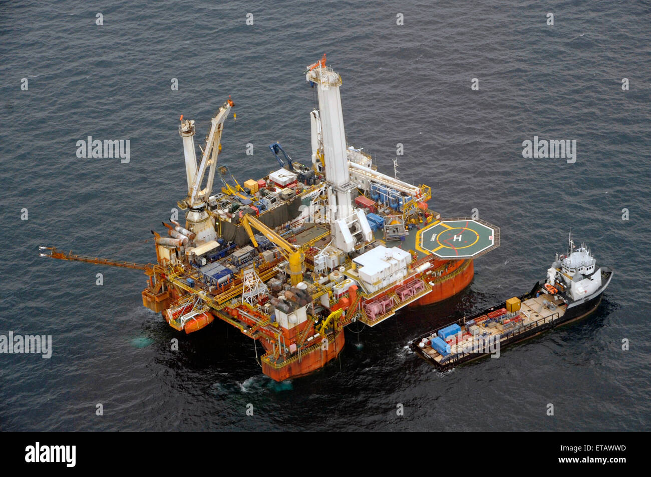 L'unité mobile de forage au large Q-4000 en train de forer un puits de secours se prépare à la tempête tropicale Bonnie à la plateforme Deepwater Horizon de BP Oil spill disaster plan du 23 juillet 2010 dans le golfe du Mexique. Banque D'Images