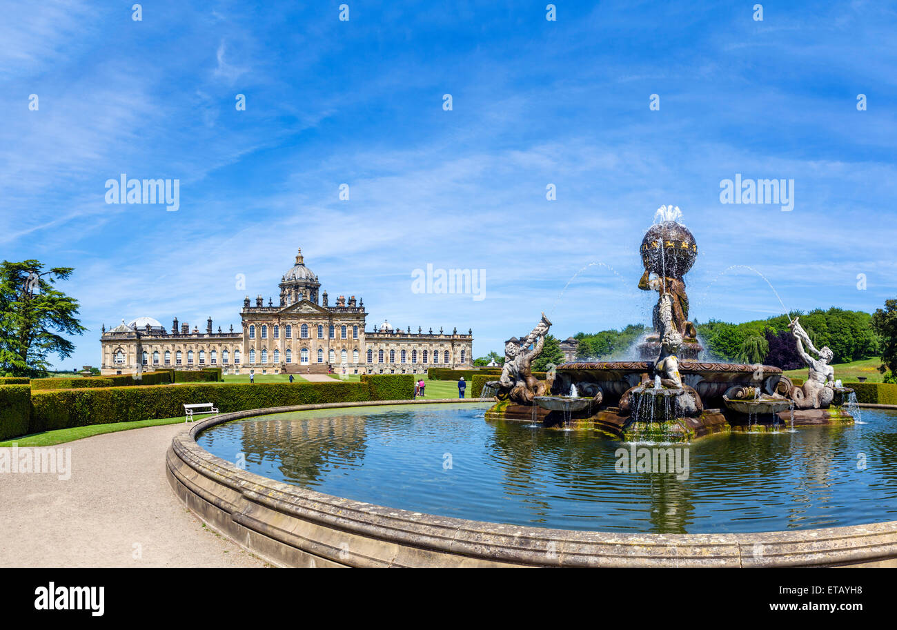 La façade sud avec la Fontaine de l'Atlas au premier plan, le château Howard, près de York, North Yorkshire, Angleterre, Royaume-Uni Banque D'Images