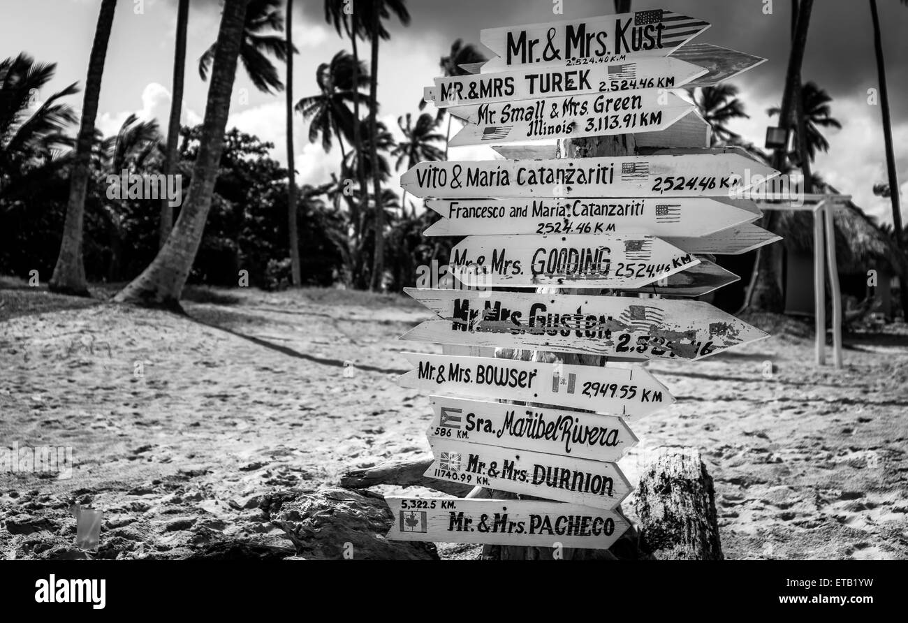 Panneau direction drôle avec des noms de jeunes mariés Banque D'Images