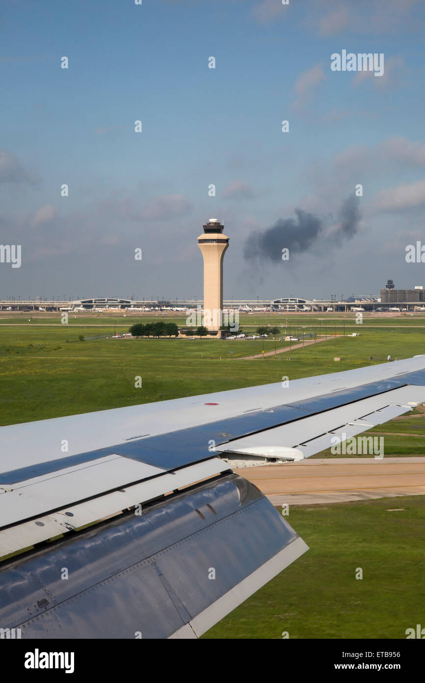 Aéroport International Dallas/Fort Worth, Texas - La tour de contrôle de l'aéroport DFW, à partir d'un jet d'American Airlines à l'atterrissage. Banque D'Images
