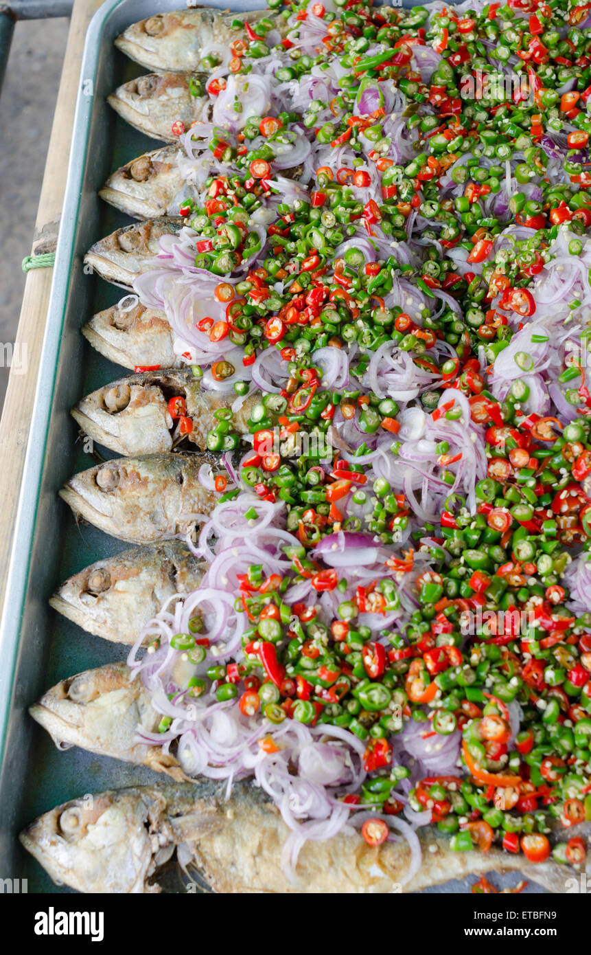 Poissons salés à sec,oignons, poivrons verts et rouges Banque D'Images