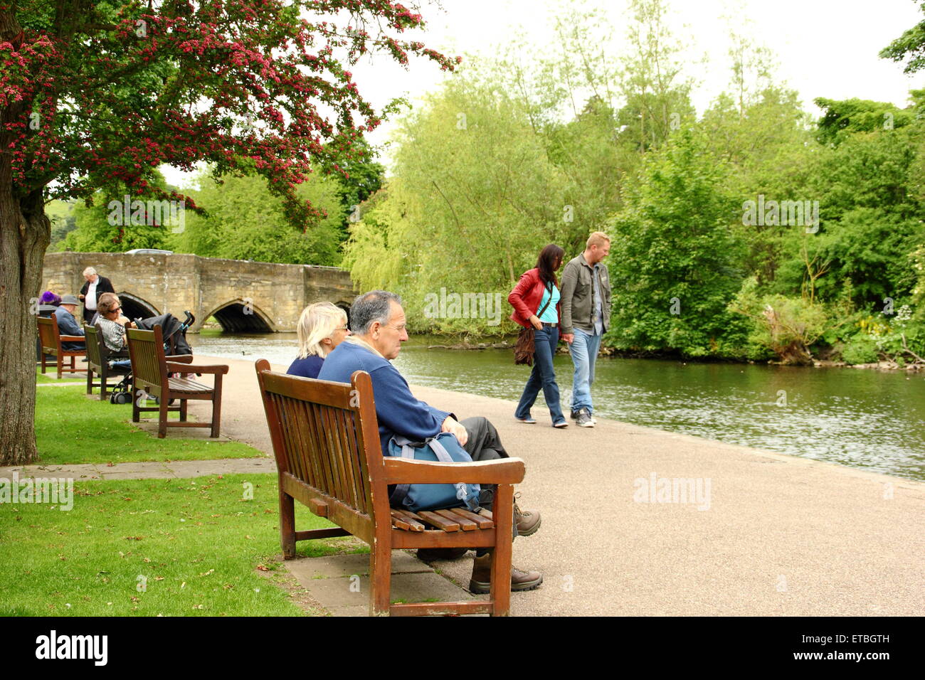 Les gens vous détendre au bord de la rivière Wye de Bakewell, Derbyshire Peak District England UK - été Banque D'Images