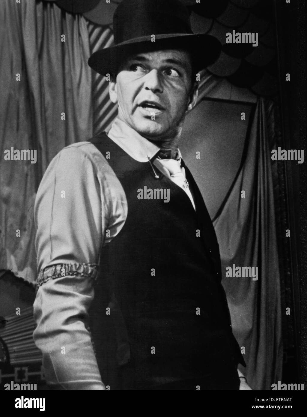 Frank Sinatra, sur-ensemble du film 'Robin et les hottes 7', 1964 Banque D'Images