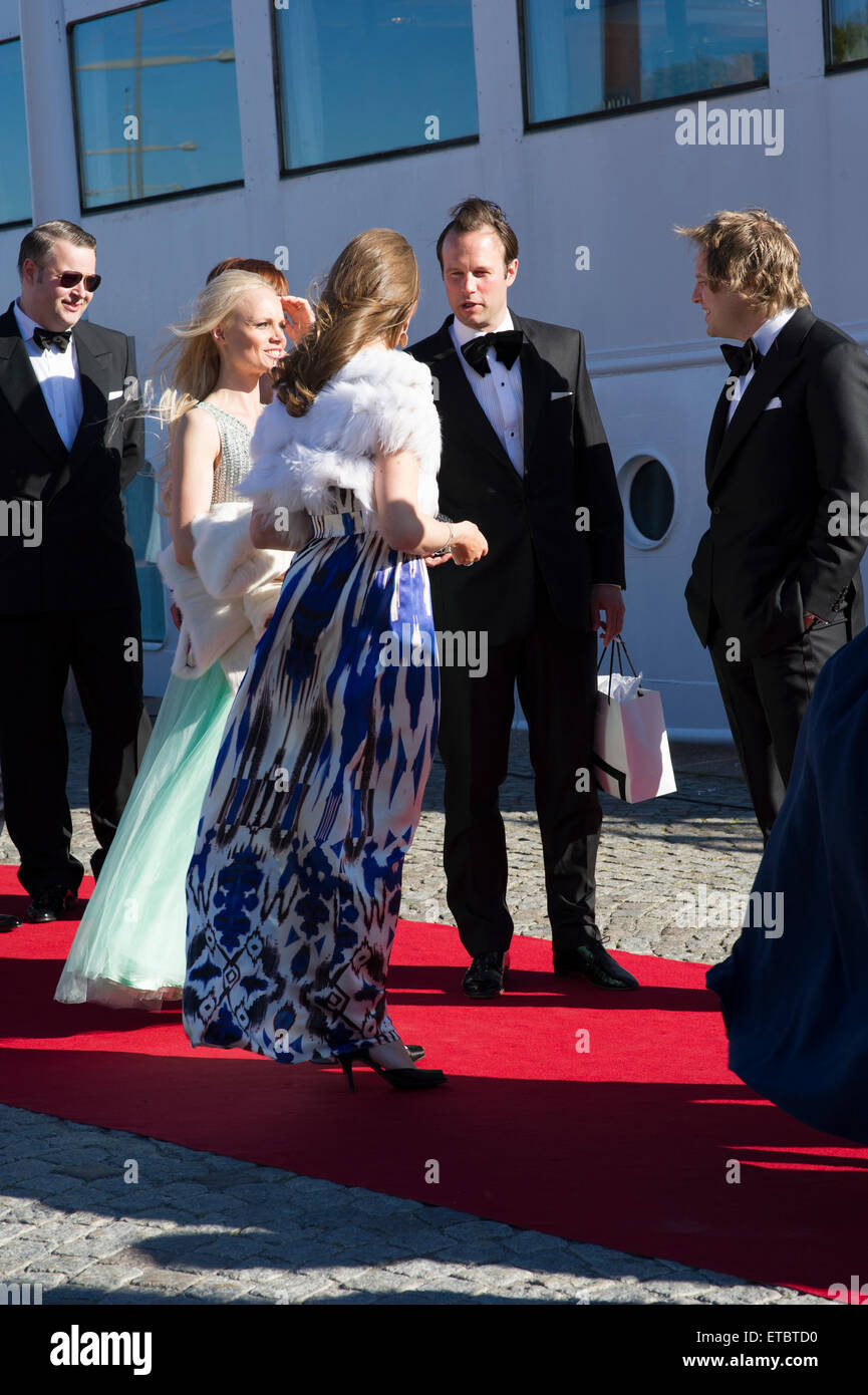 Stockholm, Suède, Juin, 12, 2015. Les clients privés arrive à Strandvagen, Stockholm à bord du navire de l'archipel de Stockholm s/s pour plus de transports pour les festivités. C'est le début de la célébration du mariage entre le prince Carl Philip et Mme Sofia Hellqvist qui aura lieu demain à la Chapelle Royale, Stockholm. Credit : Barbro Bergfeldt/Alamy Live News Banque D'Images