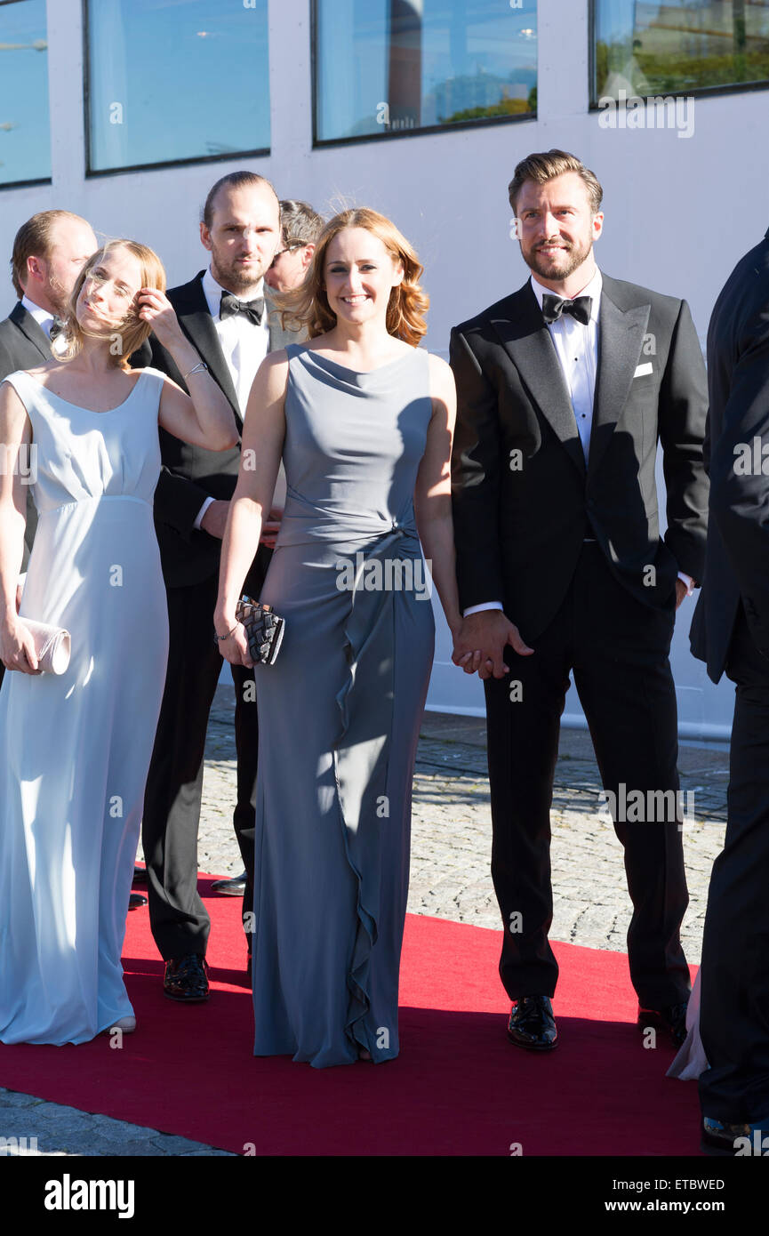 Stockholm, Suède, Juin, 12, 2015. Les clients privés arrive à Strandvagen, Stockholm à bord du navire de l'archipel de Stockholm s/s pour plus de transports pour les festivités. C'est le début de la célébration du mariage entre le prince Carl Philip et Mme Sofia Hellqvist qui aura lieu demain à la Chapelle Royale, Stockholm. Mme Sara Hellqvist et M. Oskar Bergman. Mme Lina Hellqvist et M. Jonas Frejd. Credit : Barbro Bergfeldt/Alamy Live News Banque D'Images