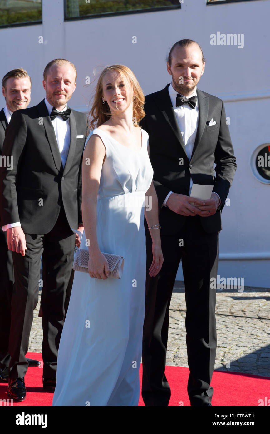 Stockholm, Suède, Juin, 12, 2015. Les clients privés arrive à Strandvagen, Stockholm à bord du navire de l'archipel de Stockholm s/s pour plus de transports pour les festivités. C'est le début de la célébration du mariage entre le prince Carl Philip et Mme Sofia Hellqvist qui aura lieu demain à la Chapelle Royale, Stockholm. Mme Sara Hellqvist, soeur de Mme Sofia Hellqvist et M. Oskar Bergman. Credit : Barbro Bergfeldt/Alamy Live News Banque D'Images