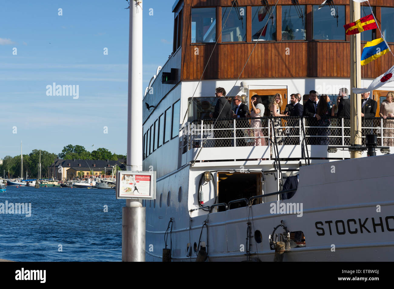 Stockholm, Suède, Juin, 12, 2015. Les clients privés arrive à Strandvagen, Stockholm à bord du navire de l'archipel de Stockholm s/s pour plus de transports pour les festivités. C'est le début de la célébration du mariage entre le prince Carl Philip et Mme Sofia Hellqvist qui aura lieu demain à la Chapelle Royale, Stockholm. Credit : Barbro Bergfeldt/Alamy Live News Banque D'Images