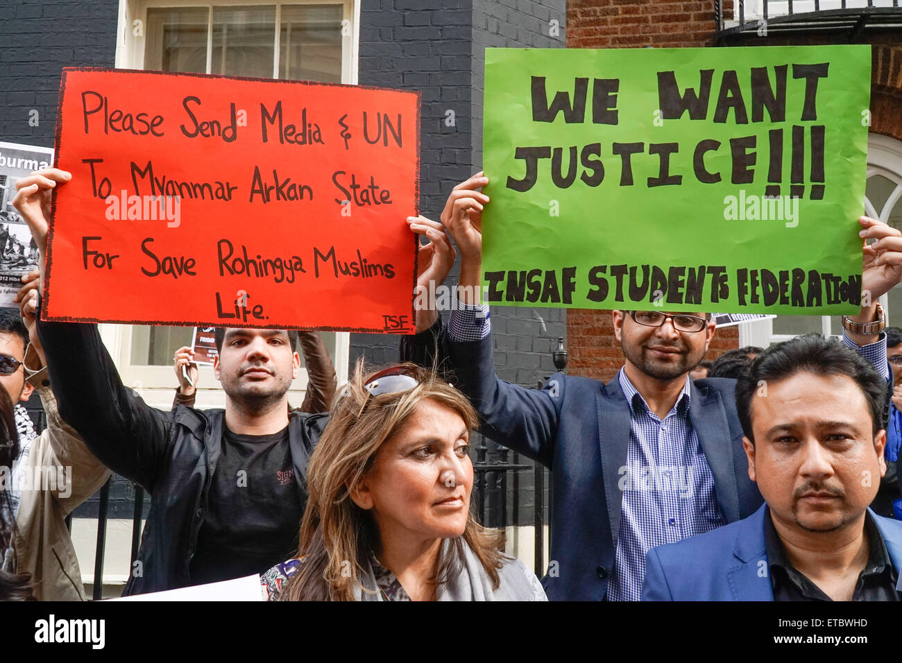 London,UK, 12 juin 2015 : un groupe de pakistanais de Pat Londres accueille une manifestation contre le génocide de Rohingyas dans au Myanmar. Scandant arrêter de tuer des Musulmans Rohingyas et gratuitement tous les refuges dans les camps de réfugiés du Myanmar qu'ils ne sont pas détenus à l'extérieur de l'ambassade au Myanmar, Londres. Credit : Voir Li/Alamy Live News Banque D'Images