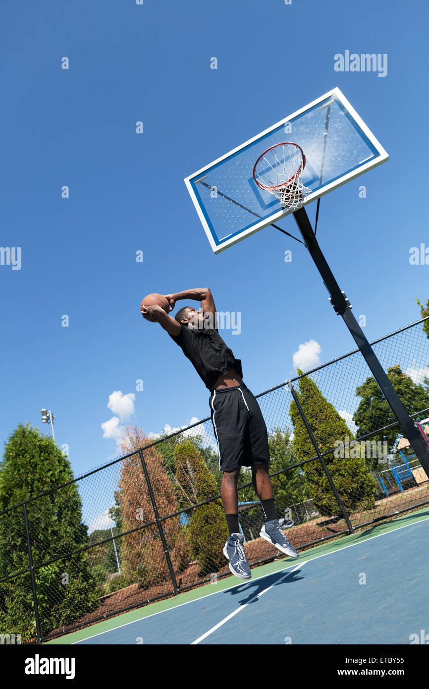 Basket-ball Dunk de dessous Banque D'Images