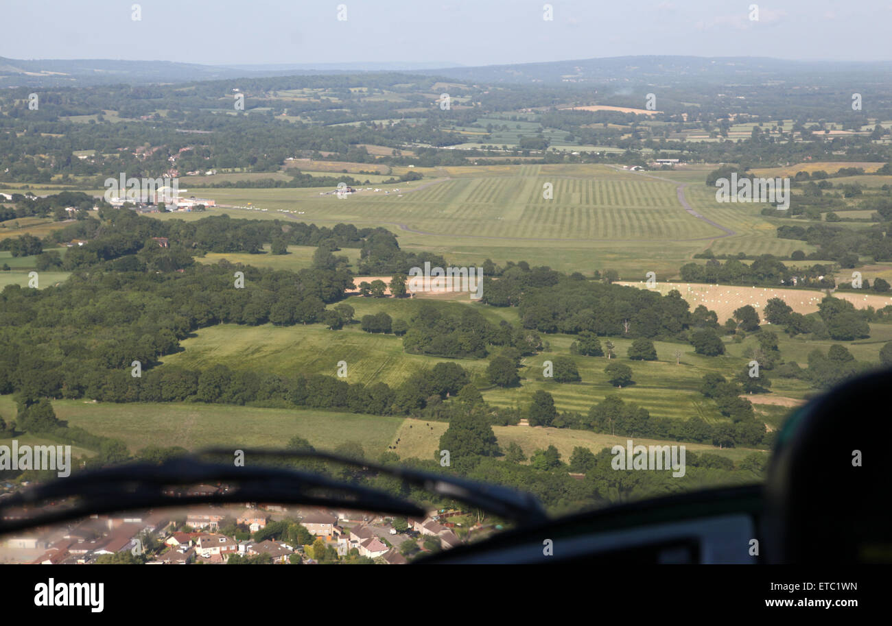 Vue aérienne comme entrée en terre à l'Aérodrome de Redhill, dans le Surrey, UK Banque D'Images