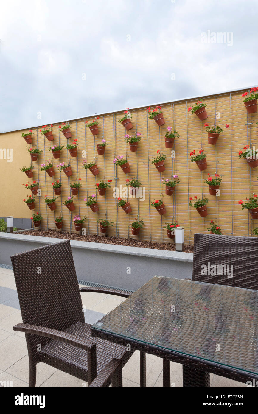 Terrasse de l'hôtel dans la ville, mur avec meny cache-pot Banque D'Images