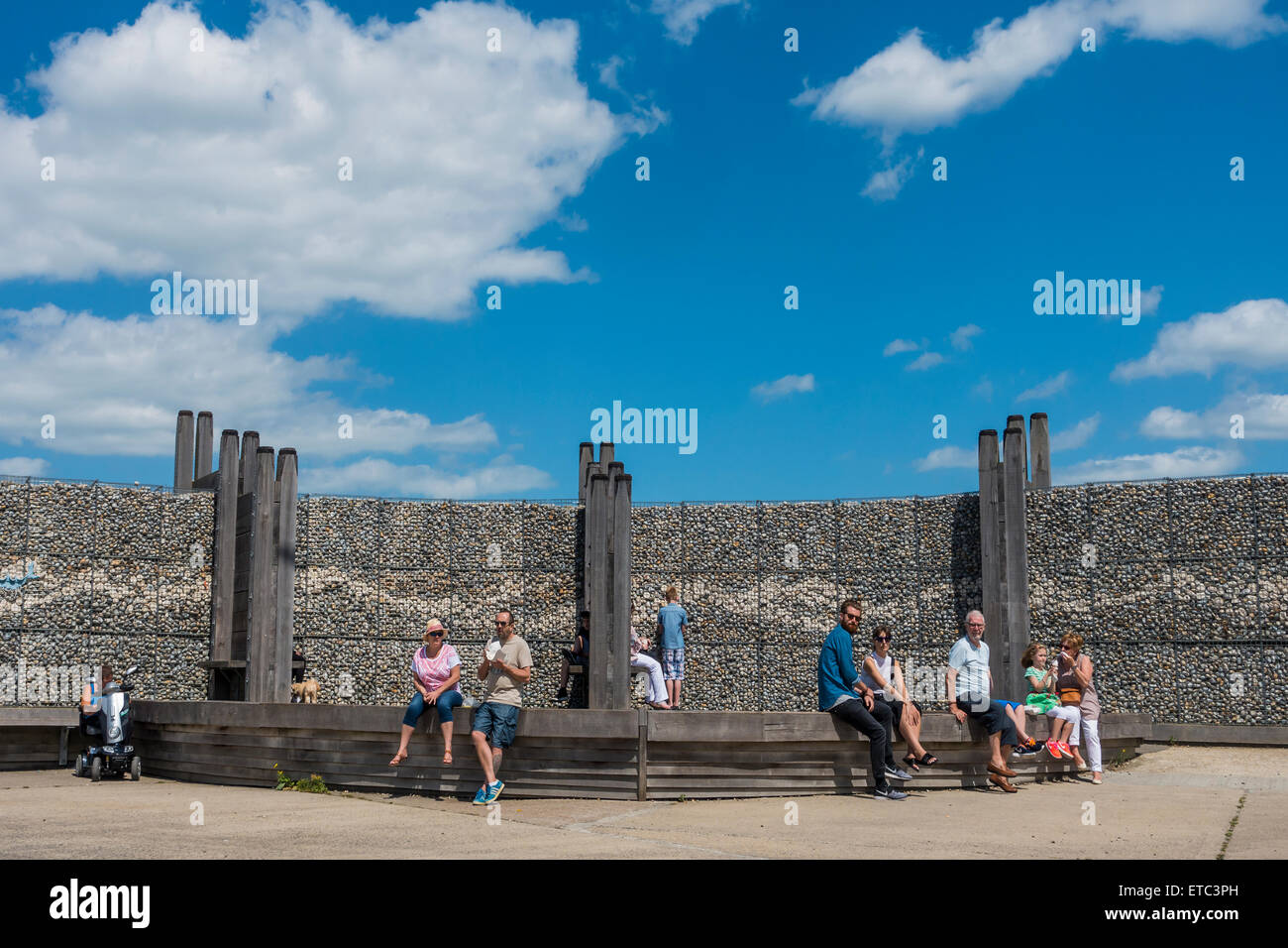 Les couples d'âge mûr Visiteurs Touristes Whitstable Kent UK Harbour Banque D'Images