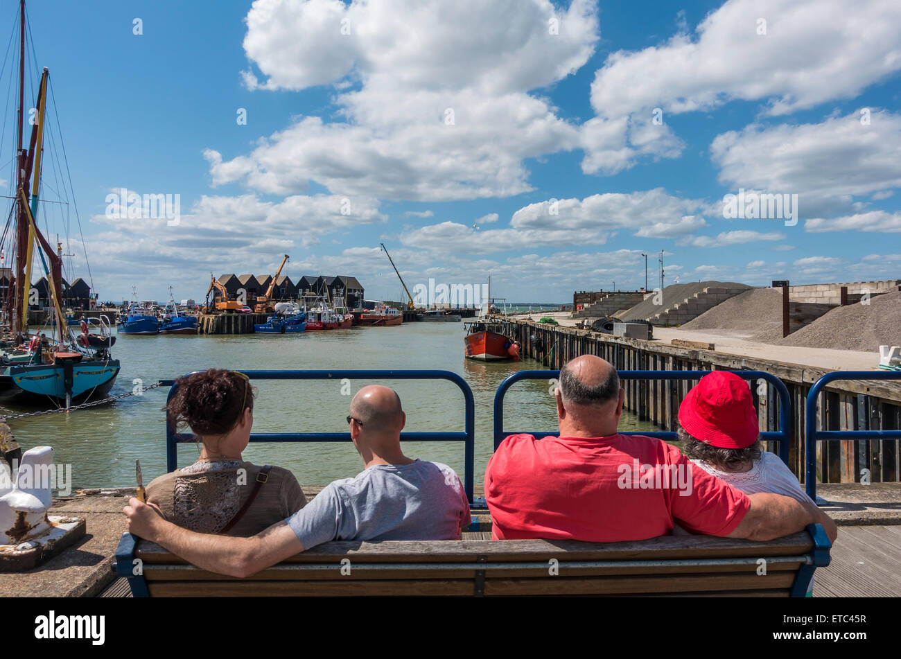 Les couples d'âge mûr Visiteurs Touristes Whitstable Kent UK Harbour Banque D'Images