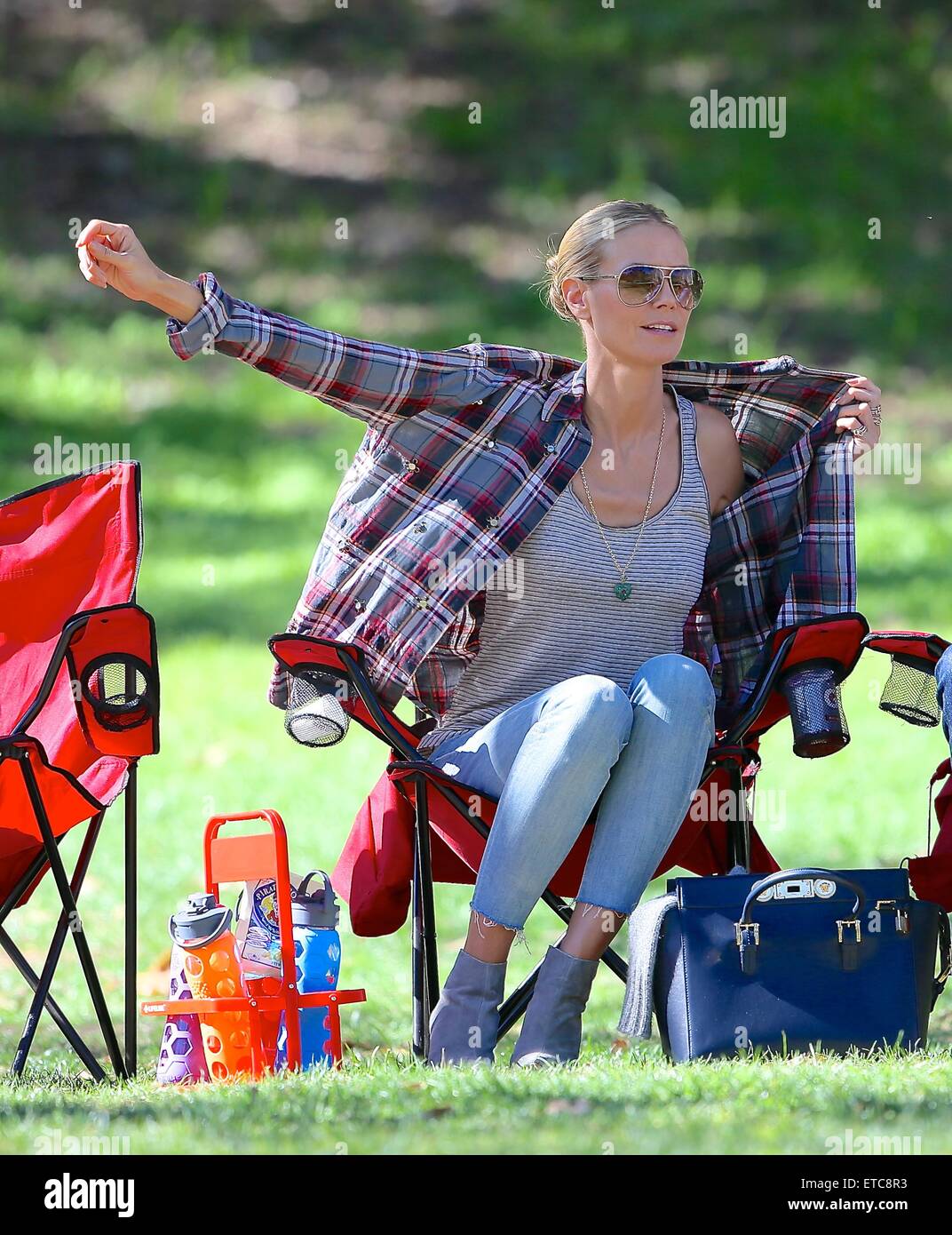 Heidi Klum observe ses enfants jouer dans un match de football. À mi-chemin à travers le jeu Heidi's daughter Helene a dû quitter le terrain après avoir blessé elle-même. En vedette : Heidi Klum Où : Los Angeles, California, United States Quand : 17 Jan 2015 Crédit : Michael Wright/WENN.com Banque D'Images