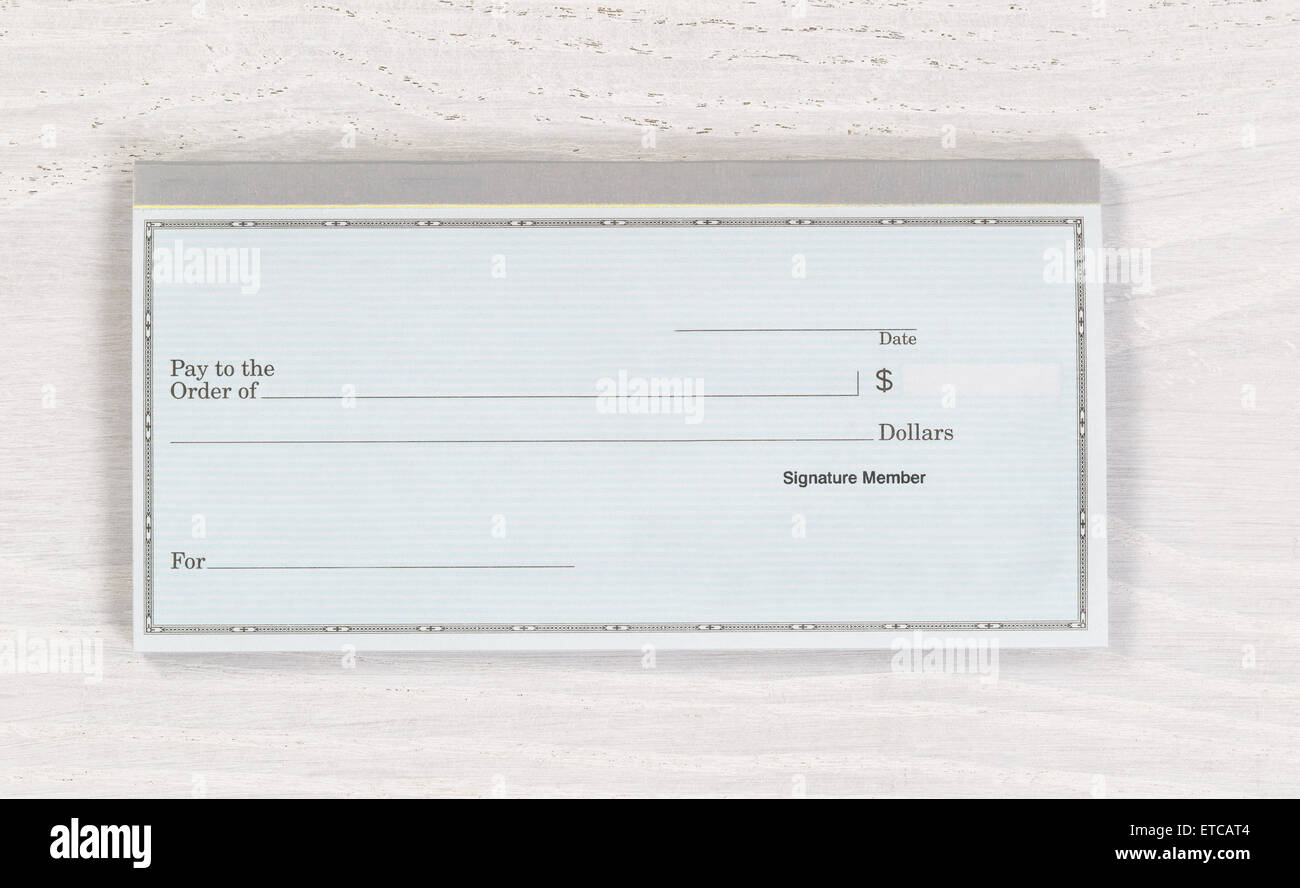 Close up de chéquier en blanc sur blanc de bureau en bois. La mise en page en format horizontal. Banque D'Images