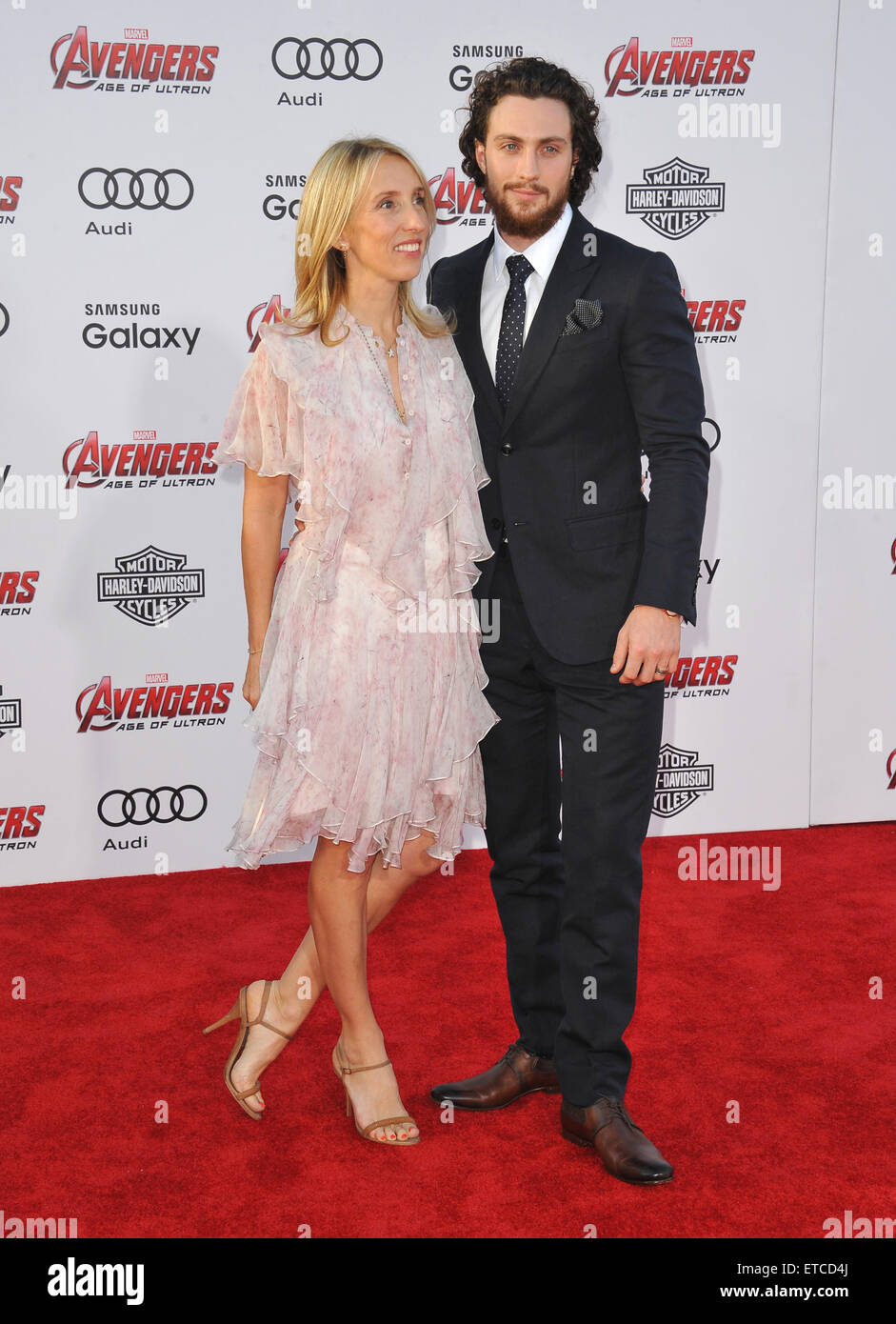 LOS ANGELES, CA - le 13 avril 2015 : Aaron Taylor-Johnson & femme Sam Taylor-Johnson lors de la première mondiale de son film 'Avengers : Uncanny X-Men" au Kodak Theater, Hollywood. Banque D'Images
