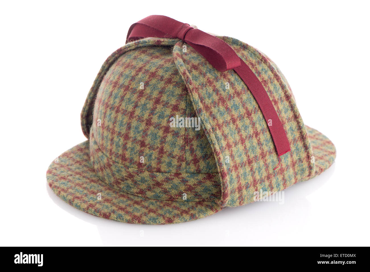 Deerhunter britannique ou Sherlock Holmes cap sur fond blanc. Banque D'Images