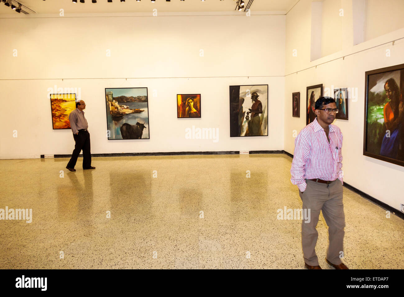 Mumbai Inde,Indien asiatique,fort Mumbai,Kala Ghoda,Jehangir Art Gallery,contemporain,peintures,adultes homme hommes,regarder, artiste Bertina Banque D'Images