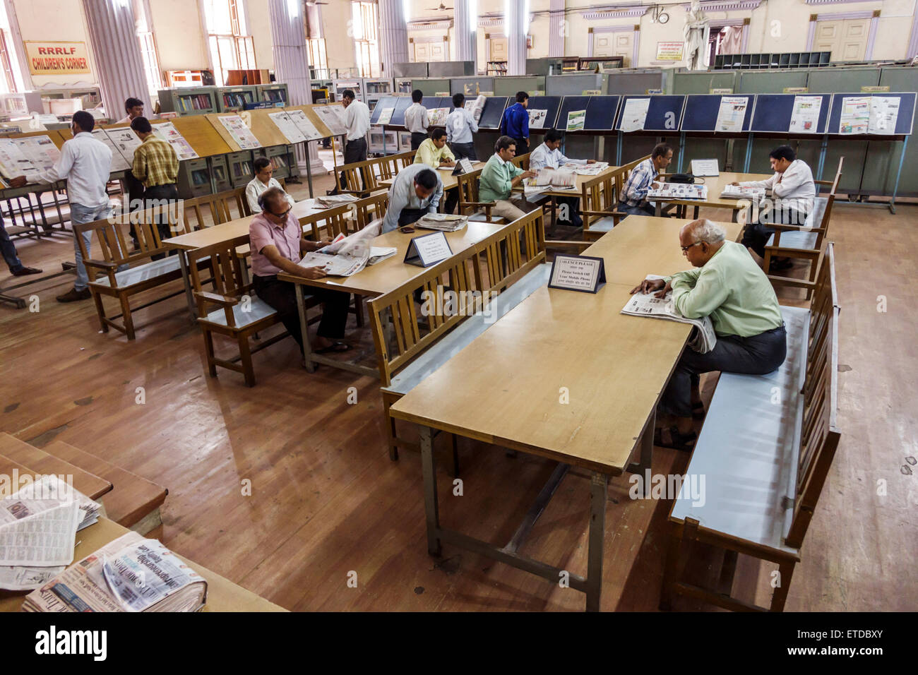Mumbai Inde,fort Mumbai,Kala Ghoda,Horniman Circle,Shahid Bhagat Singh Road,The Asiatic Society Bibliothèque centrale de l'État Hôtel de ville,intérieur,homme m Banque D'Images